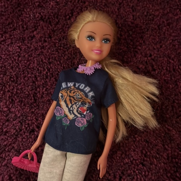 Barbie Doll with blonde hair, NY shirt & sweatpants, purse, necklace & hair comb - Picture 3 of 8